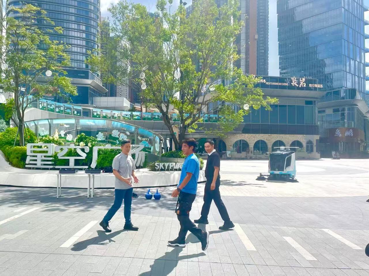 深圳机器人6S店捕获“科技迷弟”撒贝宁，kdpay钱包智能无人清扫车意外“抢镜”